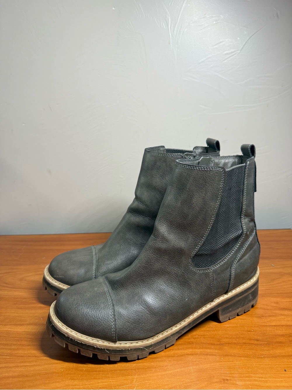 Time and Tru Chunky Black Chelsea Boots Lug Sole Grey Slip On Bootie W10